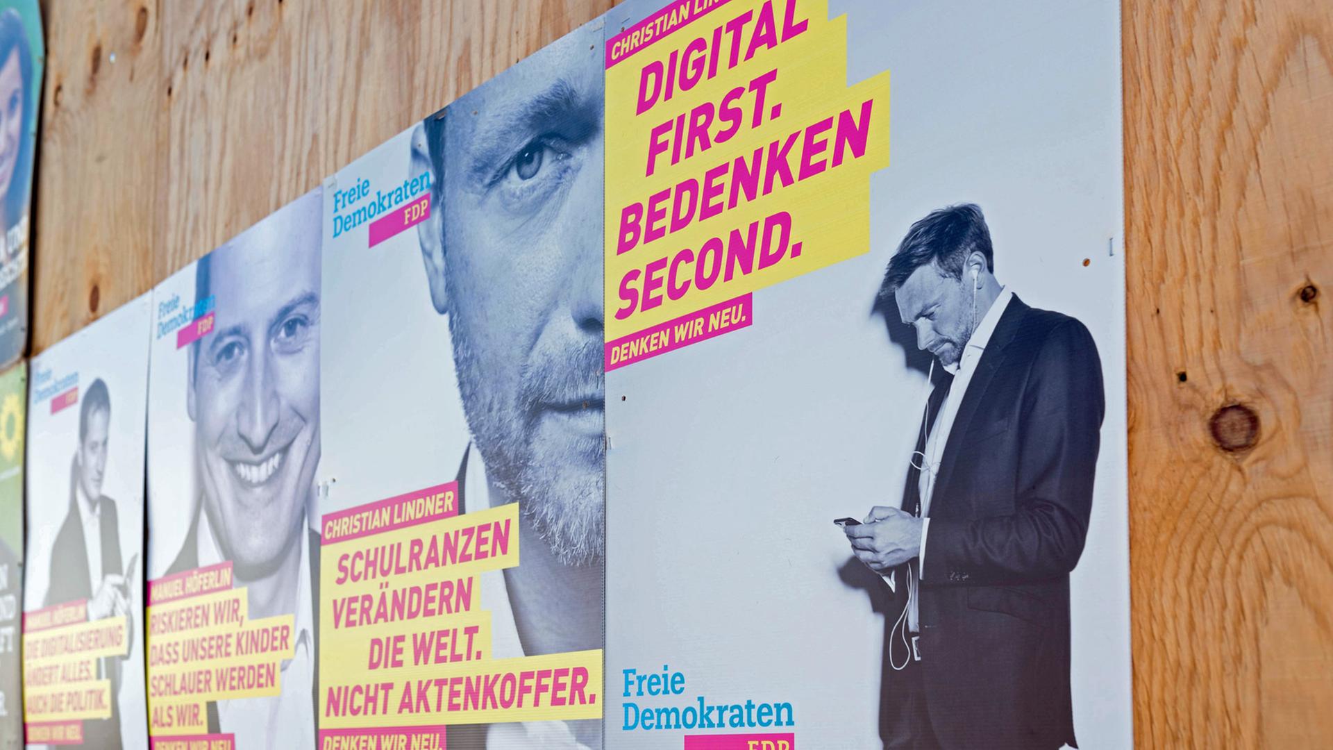 Plaktatwand zur Bundestagswahl 2017: Ganz vorne die Slogans der FDP Plaktatwand zur Bundestagswahl 2017: Ganz vorne die Slogans der FDP