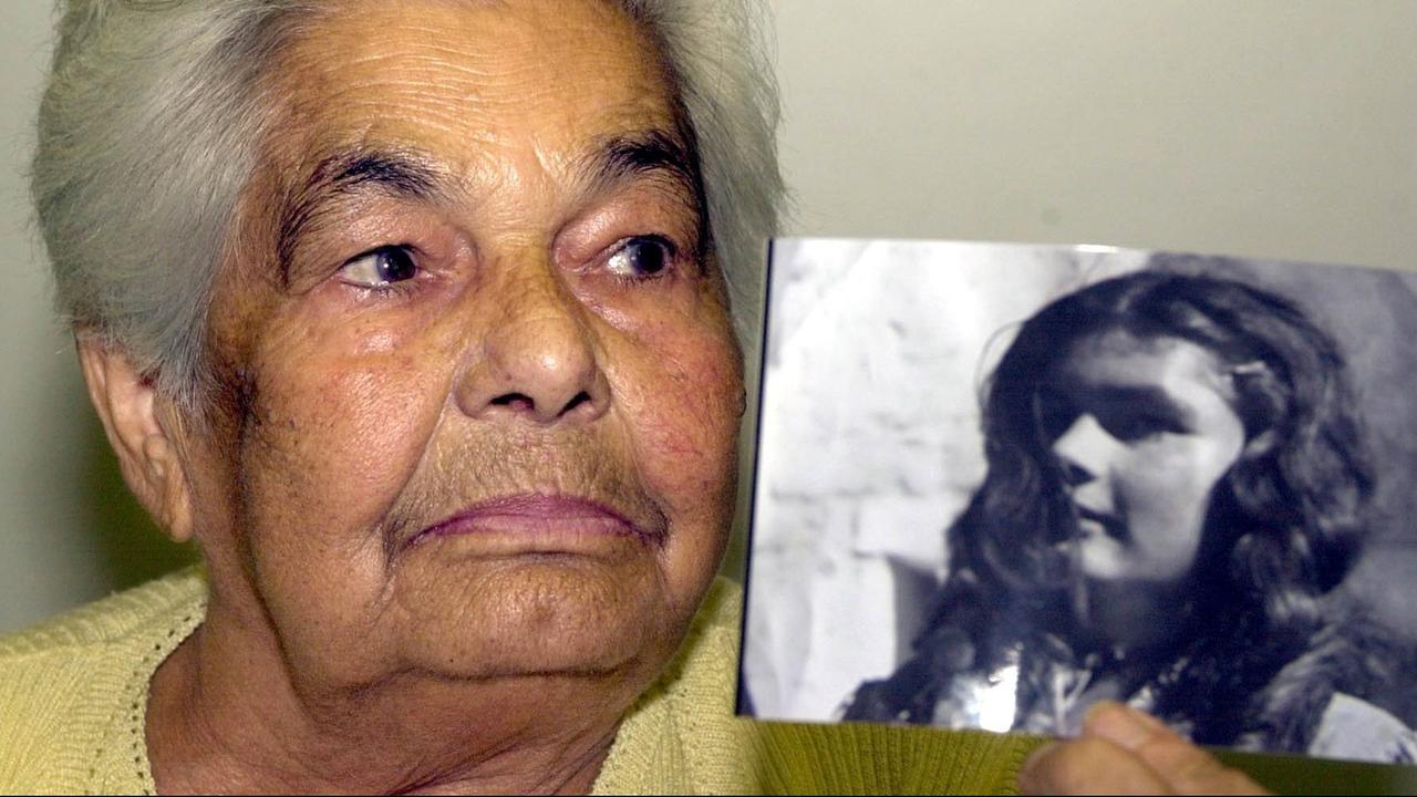 Zäzilia Reinhardt zeigt am 16.8.2002 bei einer Pressekonferenz des Roma e.V. in Köln ein Bild von sich, das sie als Komparsin im Film "Tiefland" von Leni Riefenstahl zwischen 1940 und 1942 zeigt. Zäzilia Reinhardt zeigt am 16.8.2002 bei einer Pressekonferenz des Roma e.V. in Köln ein Bild von sich, das sie als Komparsin im Film "Tiefland" von Leni Riefenstahl zwischen 1940 und 1942 zeigt.