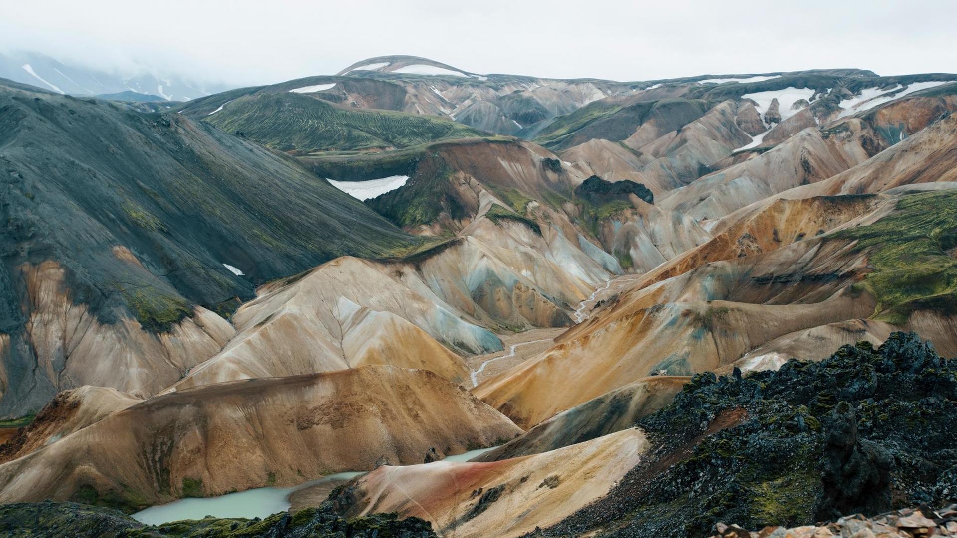 Eine zerklüftete Naturlandschaft in Island