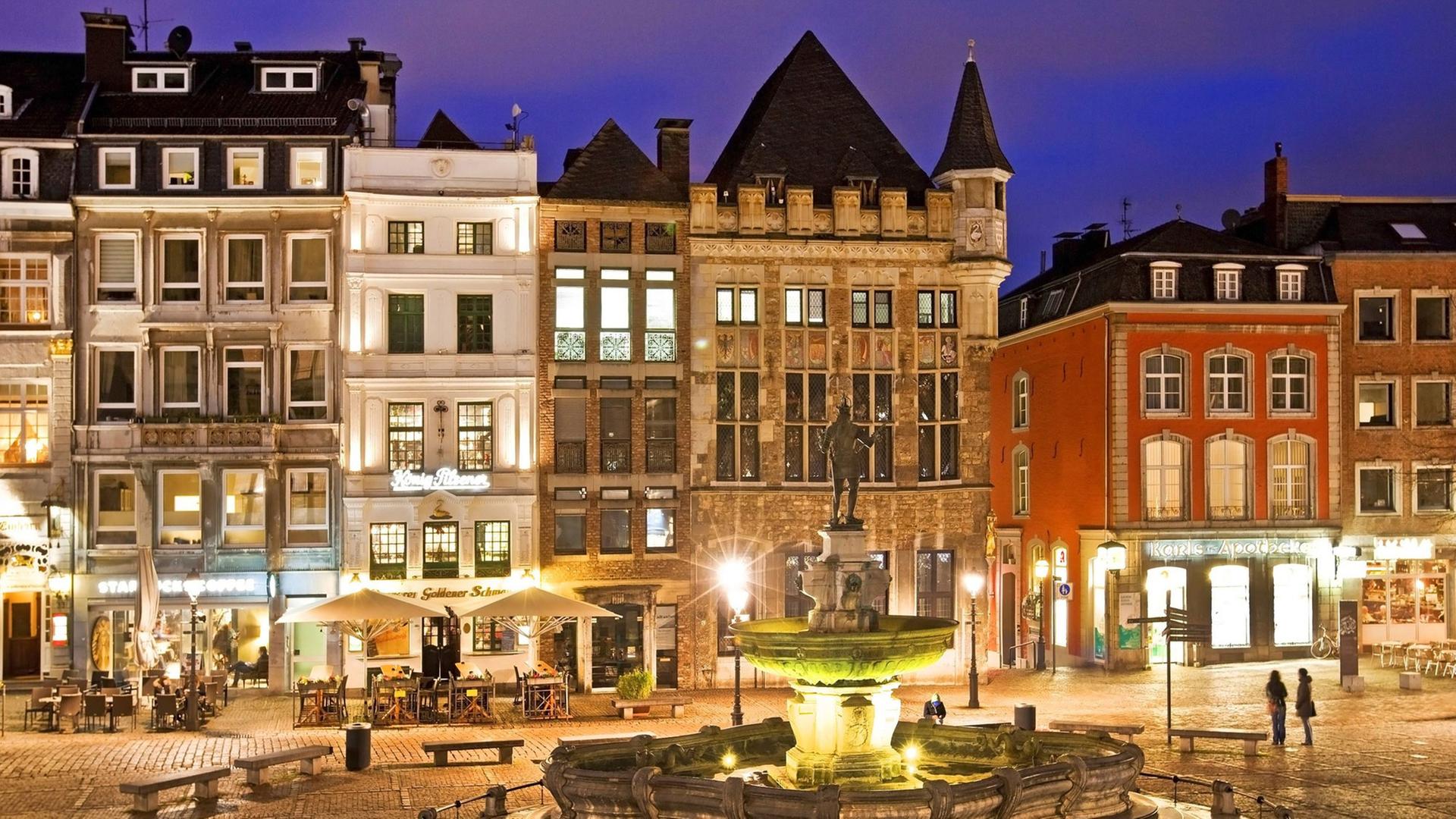 Der Karlsbrunnen in Aachen Der Karlsbrunnen in Aachen