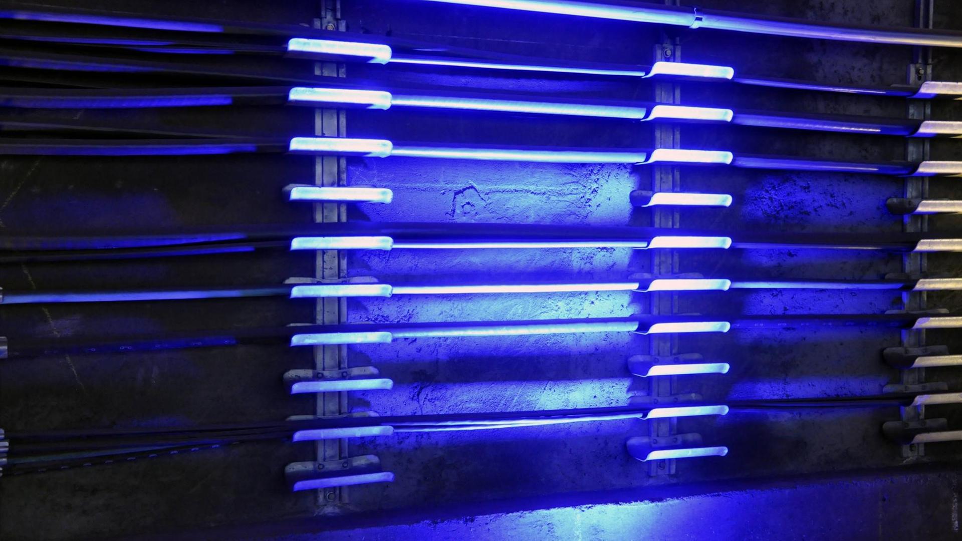 U-Bahntunnel mit blauem Licht U-Bahntunnel mit blauem Licht