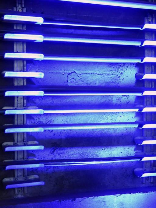 U-Bahntunnel mit blauem Licht