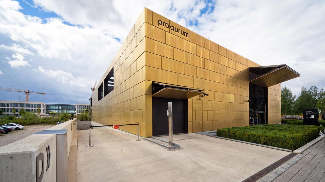 Die Firmenzentrale von Pro Aurum in München-Riem sieht aus wie ein riesiger Goldbarren. Die Firmenzentrale von Pro Aurum in München-Riem sieht aus wie ein riesiger Goldbarren.
