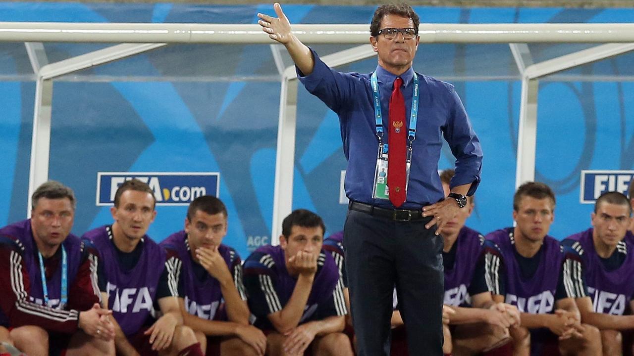 Der russische Nationaltrainer Fabio Capello mit Ersatzspielern beim WM-Spiel gegen Südkorea