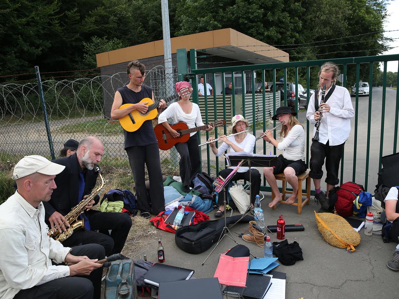 Demonstranten blockieren am 11.08.2013 alle Tore des Fliegerhorstes in Büchel Demonstranten blockieren am 11.08.2013 alle Tore des Fliegerhorstes in Büchel