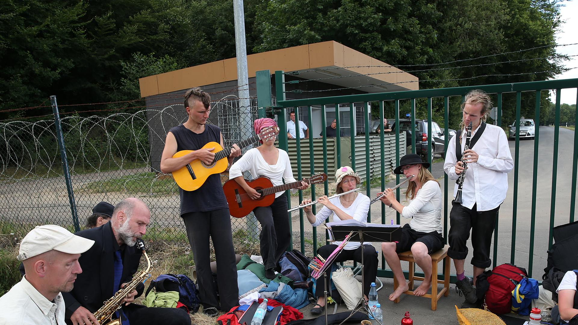 Demonstranten blockieren am 11.08.2013 alle Tore des Fliegerhorstes in Büchel (Rheinland-Pfalz). Mit der Aktion demonstrieren sie gegen die auf dem Stützpunkt noch immer gelagerten US-amerikanischen Atombomben. Demonstranten blockieren am 11.08.2013 alle Tore des Fliegerhorstes in Büchel (Rheinland-Pfalz). Mit der Aktion demonstrieren sie gegen die auf dem Stützpunkt noch immer gelagerten US-amerikanischen Atombomben.