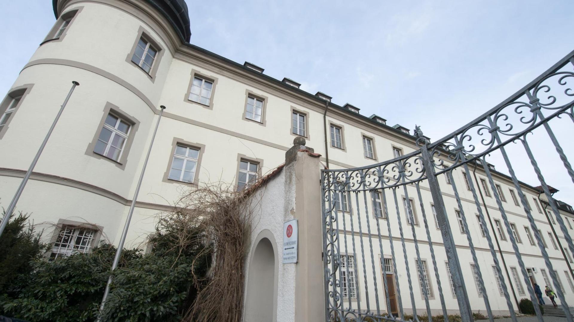 Das Kloster Pielenhofen, aufgenommen am 24.02.2015 in (Bayern). Von 1981 bis 2013 war in dem Kloster die Domspatzen-Vorschule untergebracht. In der Vorschule der weltberühmten Regensburger Domspatzen haben der langjährige Direktor und mehrere andere Lehrer über Jahrzehnte Kinder misshandelt. Das Kloster Pielenhofen, aufgenommen am 24.02.2015 in (Bayern). Von 1981 bis 2013 war in dem Kloster die Domspatzen-Vorschule untergebracht. In der Vorschule der weltberühmten Regensburger Domspatzen haben der langjährige Direktor und mehrere andere Lehrer über Jahrzehnte Kinder misshandelt.