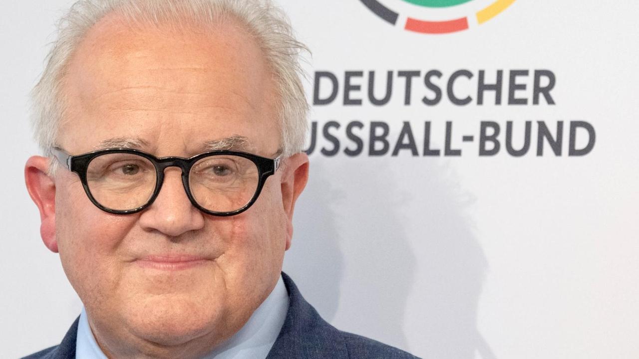 Fritz Keller, Präsident vom Deutschen Fußball-Bund (DFB), steht unter einem DFB-Logo Fritz Keller, Präsident vom Deutschen Fußball-Bund (DFB), steht unter einem DFB-Logo