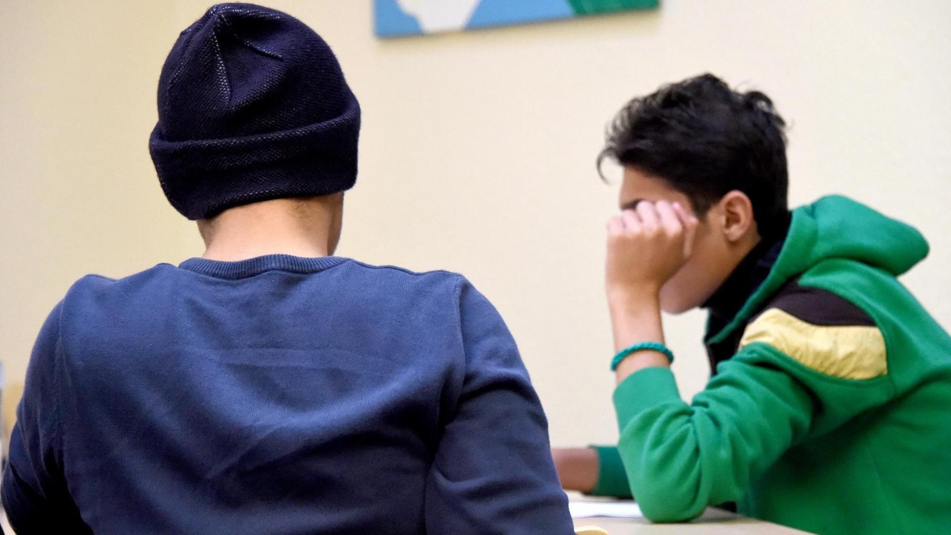 Jugendliche Flüchtlinge sitzen in einer zentralen Inobhutnahme für unbegleitete minderjährige Flüchtlinge. Jugendliche Flüchtlinge sitzen in einer zentralen Inobhutnahme für unbegleitete minderjährige Flüchtlinge.