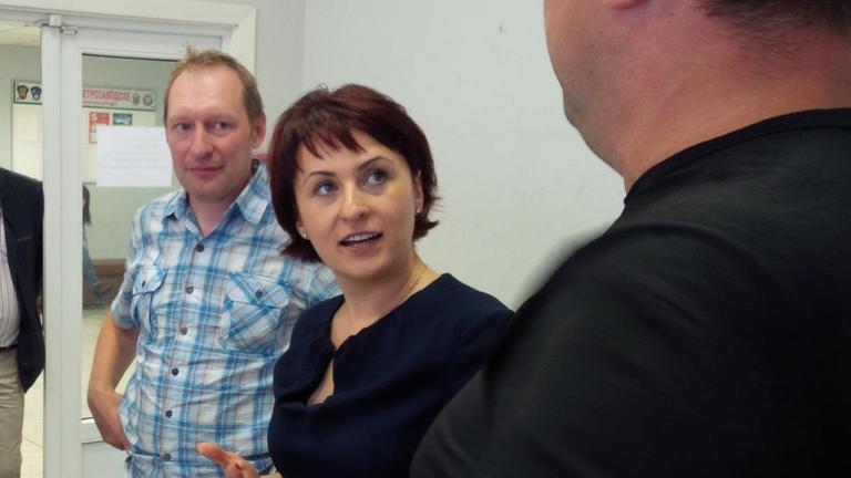 Petrozavodsks Bürgermeisterin Galina Schirschina mit Bürgern. Die Oppositionspolitikerin kämpft gegen Widerstand von allen Seiten.