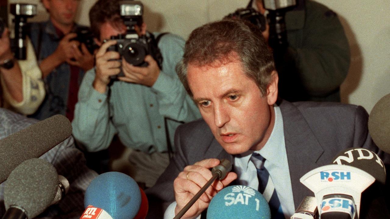 Uwe Barschel weist bei einer Pressekonferenz am 18. September 1987 mit einem "Ehrenwort" alle Beschuldigungen zurück. - Der frühere schleswig-holsteinische Ministerpräsident Uwe Barschel (CDU) wird nach den neuesten Erkenntnissen aus dem "Schubladenausschuss" über die Kieler Affäre von 1987 "posthum" zum Teil entlastet. Danach kann nicht bewiesen werden, dass Barschel 1987 den Auftrag für die von seinem Referenten Reiner Pfeiffer im Wahlkampf gegen Björn Engholm (SPD) organisierten Aktionen gab. Selbst eine bloße Mitwisserschaft Barschels an der Bespitzelung des damaligen Oppositionsführers sei nicht belegt. Uwe Barschel weist bei einer Pressekonferenz am 18. September 1987 mit einem "Ehrenwort" alle Beschuldigungen zurück. - Der frühere schleswig-holsteinische Ministerpräsident Uwe Barschel (CDU) wird nach den neuesten Erkenntnissen aus dem "Schubladenausschuss" über die Kieler Affäre von 1987 "posthum" zum Teil entlastet. Danach kann nicht bewiesen werden, dass Barschel 1987 den Auftrag für die von seinem Referenten Reiner Pfeiffer im Wahlkampf gegen Björn Engholm (SPD) organisierten Aktionen gab. Selbst eine bloße Mitwisserschaft Barschels an der Bespitzelung des damaligen Oppositionsführers sei nicht belegt.