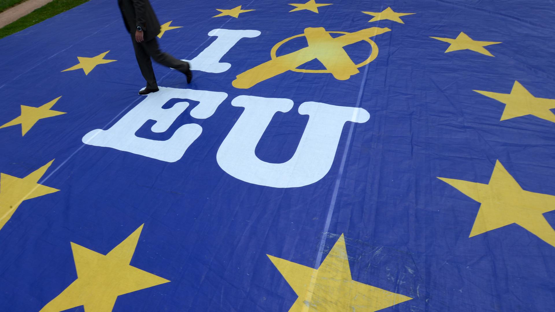 Ein riesiges Banner zeigt auf dem Boden liegend die EU-Flagge mit zwölf gelben Sternen auf blauem Grund, in der Mitte "I vote EU".