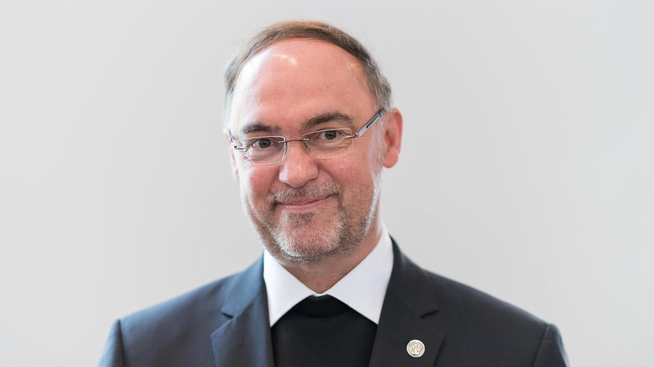 Bischof Rolf Lohmann bei einer Pressekonferenz 2017 in Münster Bischof Rolf Lohmann bei einer Pressekonferenz 2017 in Münster