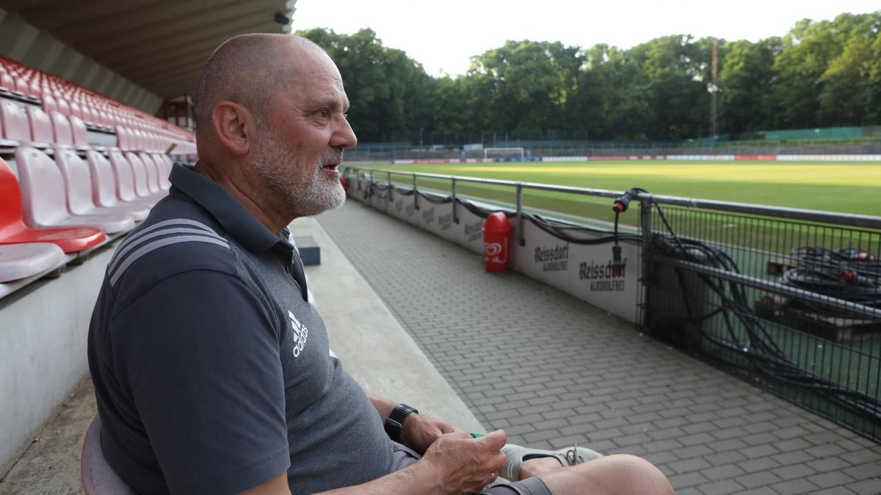 Willi Breuer im Franz-Kremer-Stadion. Willi Breuer ist der Trainer der Frauenmannschaft vom 1.FC Köln. Willi Breuer im Franz-Kremer-Stadion. Willi Breuer ist der Trainer der Frauenmannschaft vom 1.FC Köln.