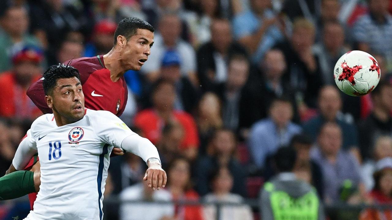 Cristiano Ronaldo (re) und Gonzalo Jara (li.) beim ConfedCup 2017 Cristiano Ronaldo (re) und Gonzalo Jara (li.) beim ConfedCup 2017