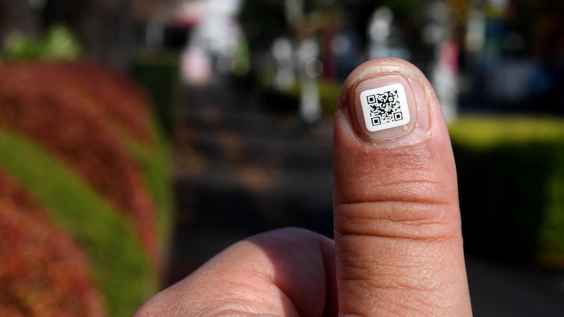 In einem westlichen Vorort von Tokio, Japan, werden Senioren mit Demenz mit einem QR-Code markiert, damit sie nicht verloren gehen. In einem westlichen Vorort von Tokio, Japan, werden Senioren mit Demenz mit einem QR-Code markiert, damit sie nicht verloren gehen.