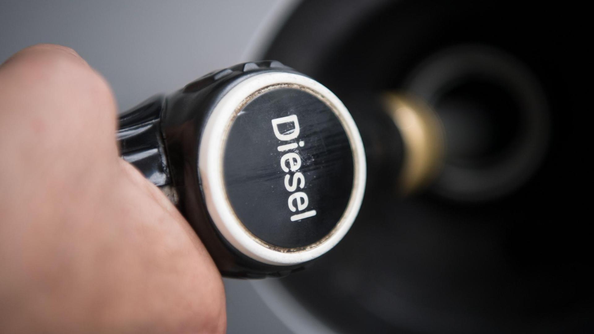 Ein Dieselzapfhahn an einer Tankstelle. Ein Dieselzapfhahn an einer Tankstelle.
