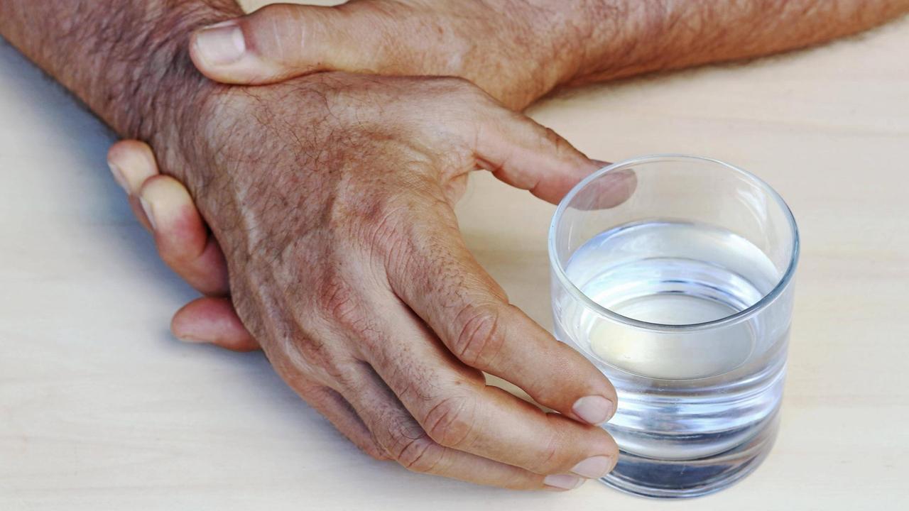 Hand eines älteren Mannes mit Parkinson-Schüttellähmung Hand eines älteren Mannes mit Parkinson-Schüttellähmung