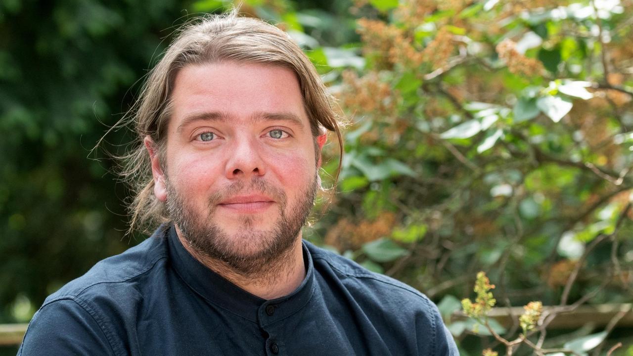 Der belgische Theater- und Filmschauspieler Benny Claessens schaut vor dem Haus der Berliner Festspiele in die Kamera. Der belgische Theater- und Filmschauspieler Benny Claessens schaut vor dem Haus der Berliner Festspiele in die Kamera.