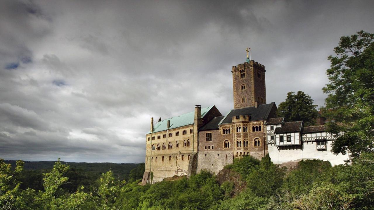 Blick auf die große Anlage der Wartburg unter stürmisch-grauem Himmel. Blick auf die große Anlage der Wartburg unter stürmisch-grauem Himmel.