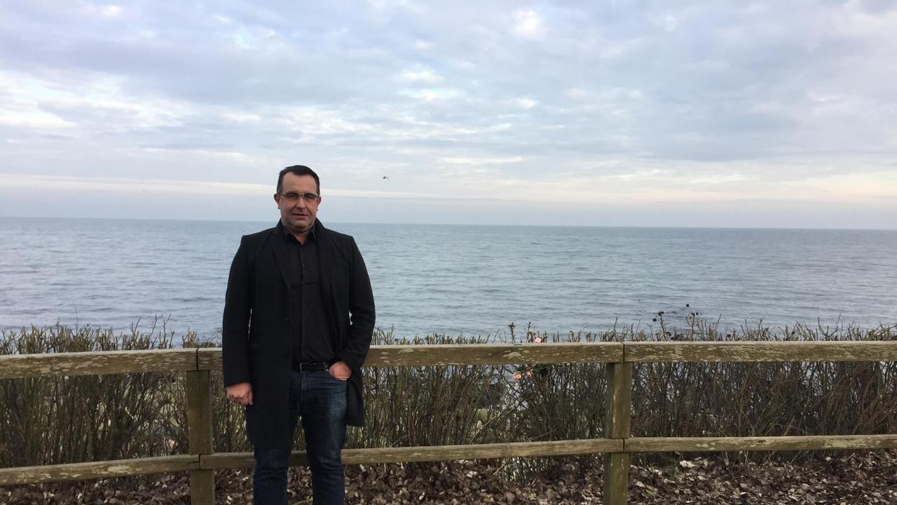 Holger Klink, Bürgermeister der Gemeinde Strande nahe Kiel. Der CDU-Politiker reagierte auf die steigenden Beschwerden gegen das sichtbare Gedenken an Seebestattungen am Uferweg. Holger Klink, Bürgermeister der Gemeinde Strande nahe Kiel. Der CDU-Politiker reagierte auf die steigenden Beschwerden gegen das sichtbare Gedenken an Seebestattungen am Uferweg.