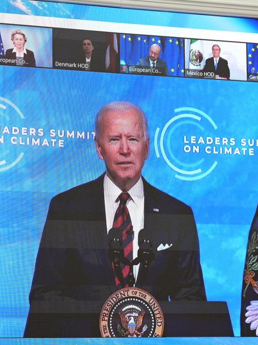 Auf einem Bildschirm ist US-Präsident Joe Biden zu sehen, wie er an einem Rednerpult bei dem digitalen Klimagipfel spricht.