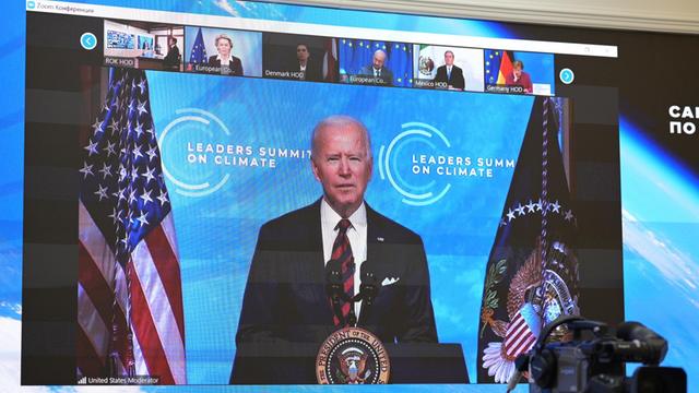 Auf einem Bildschirm ist US-Präsident Joe Biden zu sehen, wie er an einem Rednerpult bei dem digitalen Klimagipfel spricht.