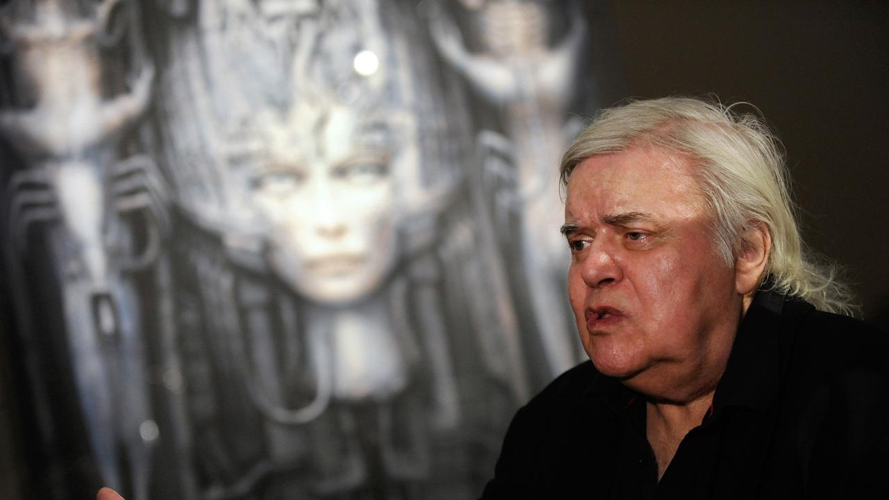 Der Schweizer Künstler H. R. Giger vor einem seiner Entwürfe. Der Schweizer Künstler H. R. Giger vor einem seiner Entwürfe.