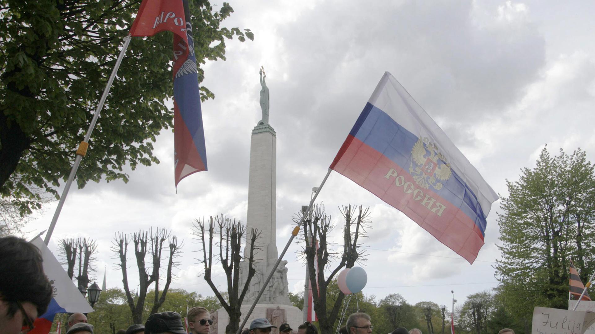 Mitglieder der Russischen Union Lettlands protestieren gegen die EU, die USA und die Ukraine vor der deutschen Botschaft in Riga. Mitglieder der Russischen Union Lettlands protestieren gegen die EU, die USA und die Ukraine vor der deutschen Botschaft in Riga.