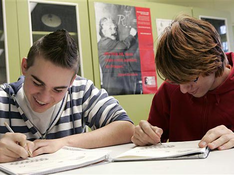 Schüler lösen während einer Physikstunde einer 10. Klasse in Bremen eine Aufgabe. Schüler lösen während einer Physikstunde einer 10. Klasse in Bremen eine Aufgabe.