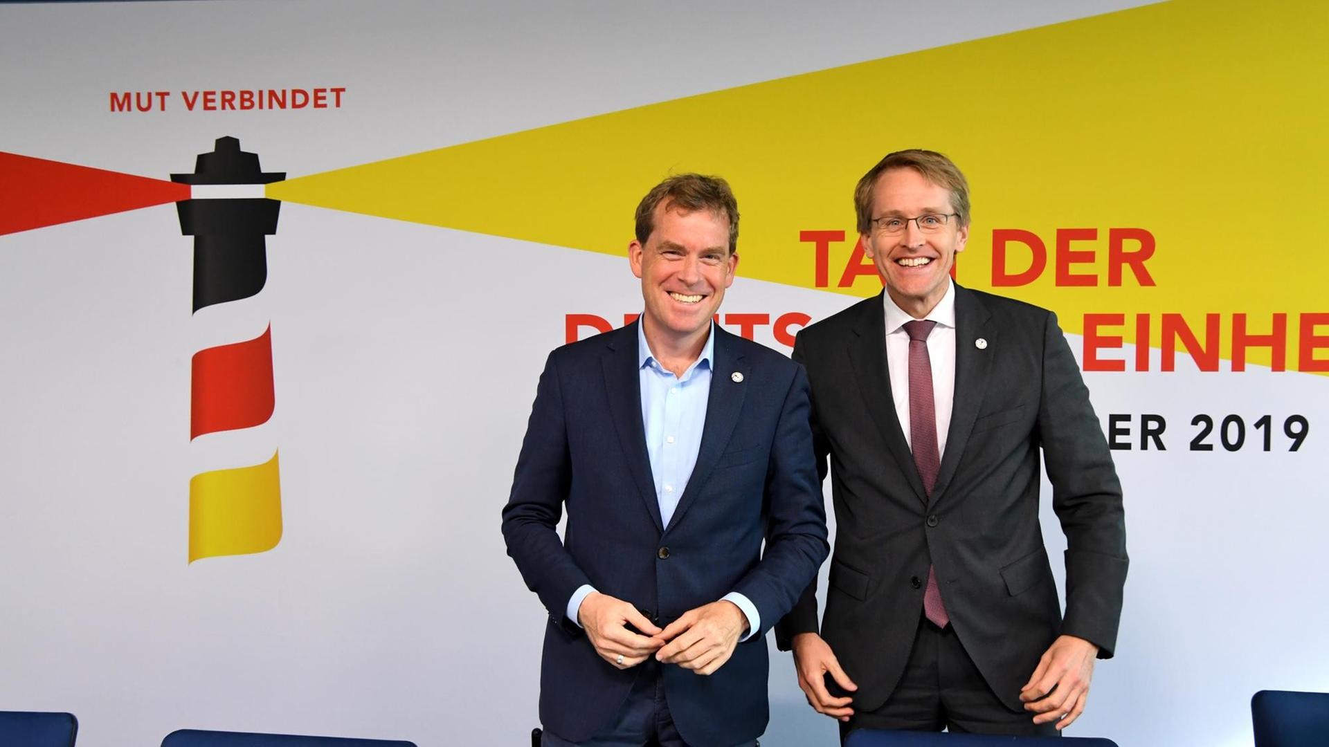Ulf Kämpfer (SPD), der Kieler Oberbürgermeister, und Daniel Günther (CDU), Ministerpräsident von Schleswig-Holstein, präsentieren das Programm für den Tag der Einheit am 3. Oktober in Kiel Ulf Kämpfer (SPD), der Kieler Oberbürgermeister, und Daniel Günther (CDU), Ministerpräsident von Schleswig-Holstein, präsentieren das Programm für den Tag der Einheit am 3. Oktober in Kiel
