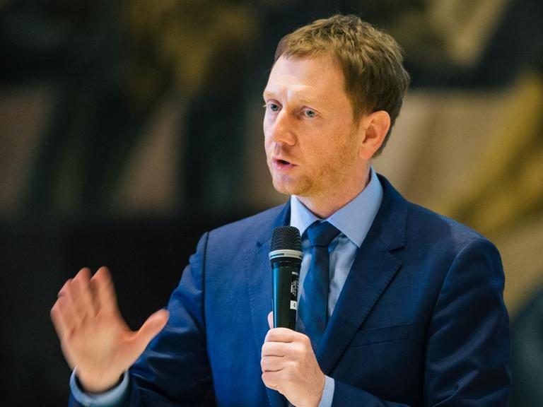 Michael Kretschmer (CDU), Ministerpräsident Sachsen, diskutiert über den Koalitionsvertrag von CDU/CSU und SPD.