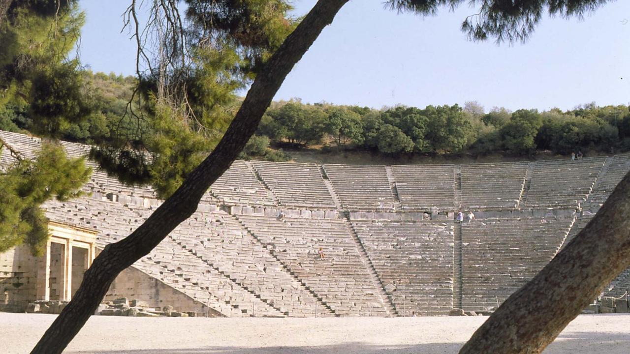 Blick in das Amphitheater von Epidauros (1989). Die antike Stadt wurde 1988 von der Unesco als Kulturdenkmal in die Welterbe-Liste aufgenommen.
