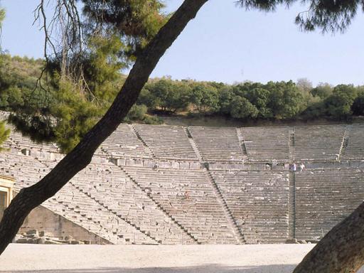 Blick in das Amphitheater von Epidauros (1989). Die antike Stadt wurde 1988 von der Unesco als Kulturdenkmal in die Welterbe-Liste aufgenommen.