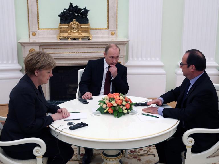Angela Merkel, Francois Hollande und Wladimir Putin an einem Tisch im Kreml.