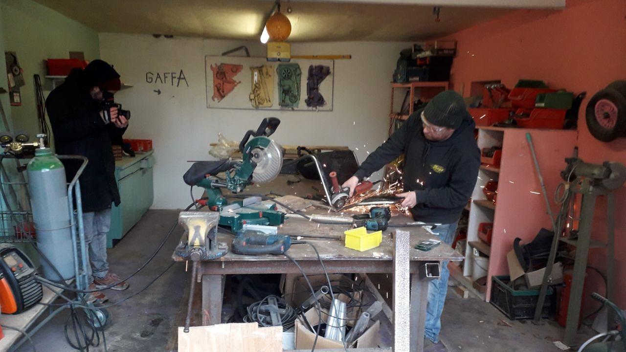 Ein Mann beim Schweißen in der Werkstatt Ein Mann beim Schweißen in der Werkstatt