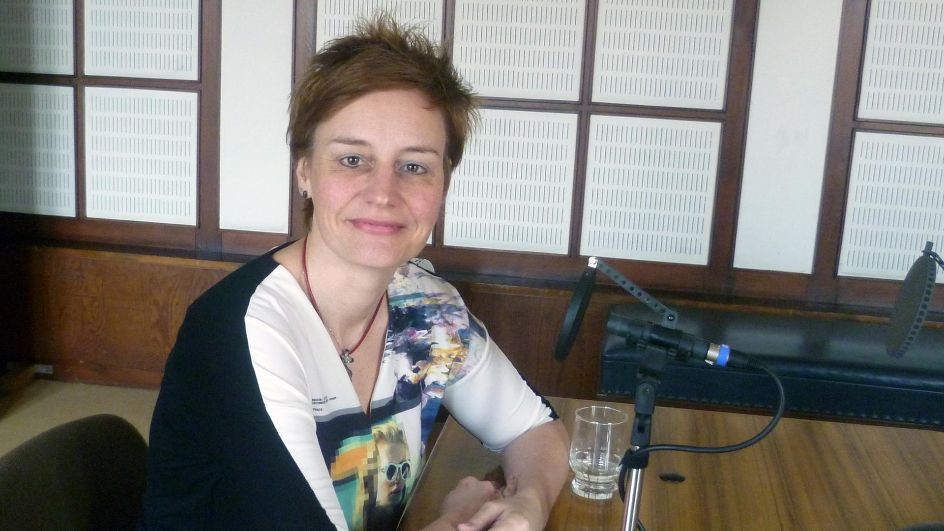 Die ungarische Schriftstellerin Noémi Kiss im Studio von Deutschlandradio Kultur, aufgenommen 2015