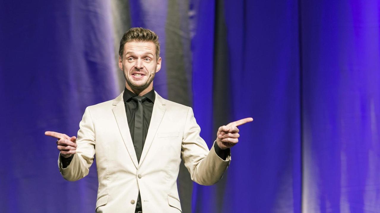 Kabarettist Florian Schroeder auf der Bühne der Berliner Arena in Treptow. Kabarettist Florian Schroeder auf der Bühne der Berliner Arena in Treptow.