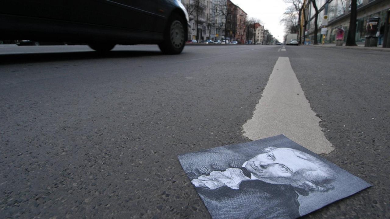Ein Bild Immanuel Kants liegt auf der Kantstraße in Berlin (2004)