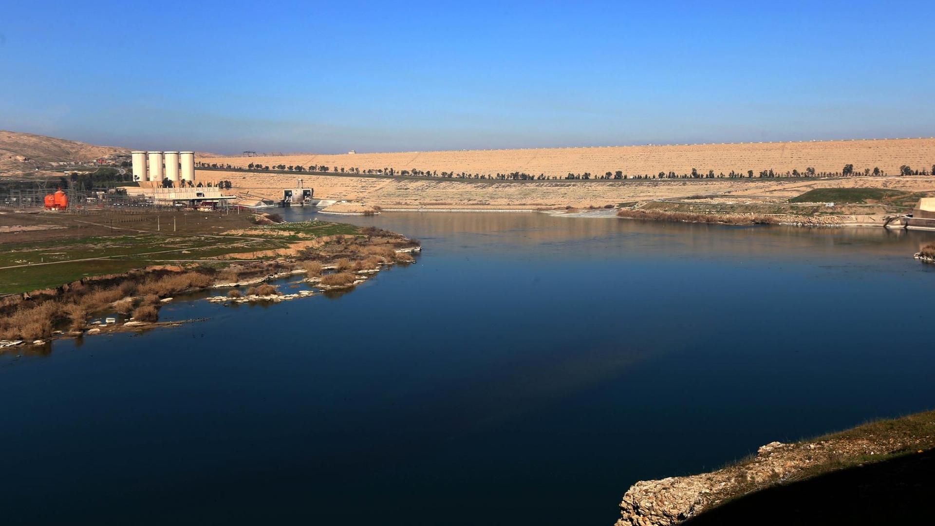 Ansicht des Mossul-Staudammes am Fluss Tigris im Irak. Ansicht des Mossul-Staudammes am Fluss Tigris im Irak.