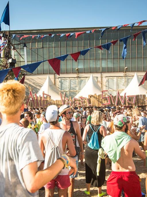 Besucher des Melt!-Festivals schauen auf die Bühne.