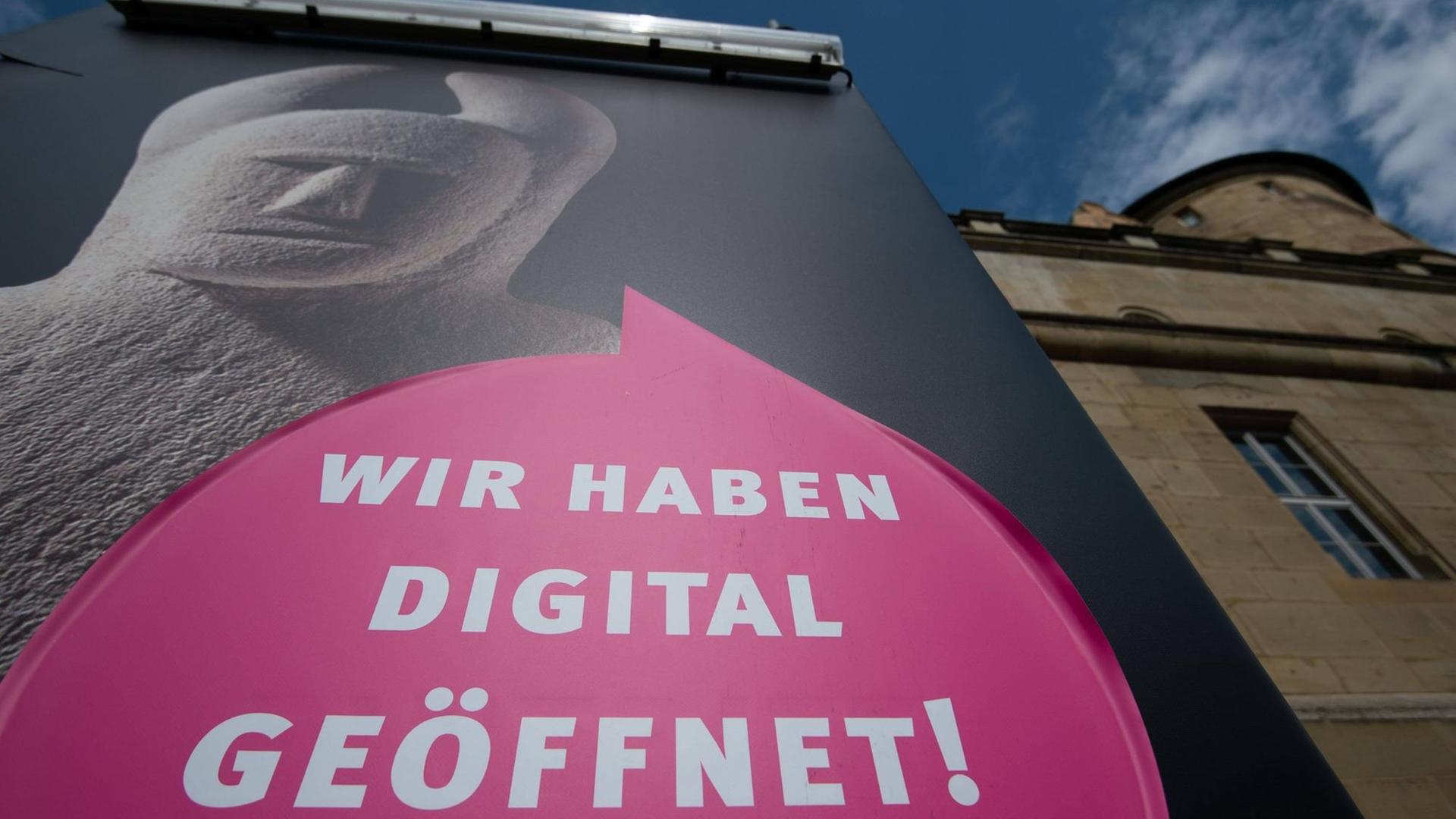 Das Württembergische Landesmuseum in Stuttgart - mit einem Transparent mit der Aufschrift: "Wir haben digital geöffnet". Das Württembergische Landesmuseum in Stuttgart - mit einem Transparent mit der Aufschrift: "Wir haben digital geöffnet".