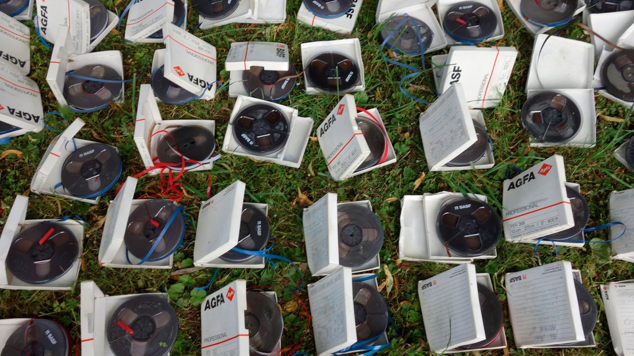 Tapes im Gras Tapes im Gras