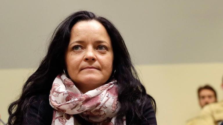 Die Angeklagte Beate Zschäpe sitzt am 12.09.2017 im Gerichtssaal im Oberlandesgericht in München (Bayern) neben ihrem Anwalt Mathias Grasel. Die Angeklagte Beate Zschäpe sitzt am 12.09.2017 im Gerichtssaal im Oberlandesgericht in München (Bayern) neben ihrem Anwalt Mathias Grasel.