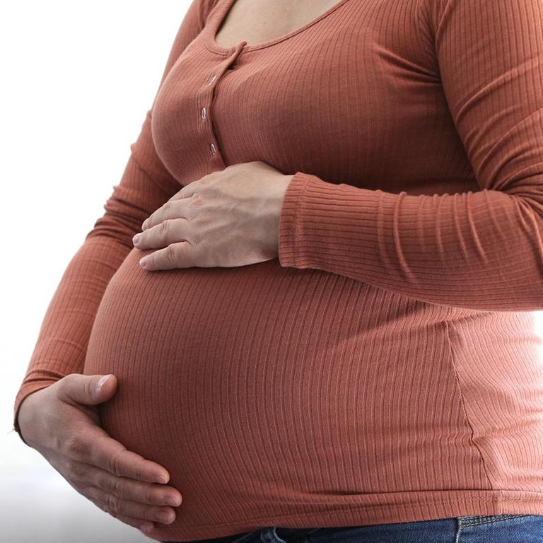 Eine schwangere Frau mit Babybauch