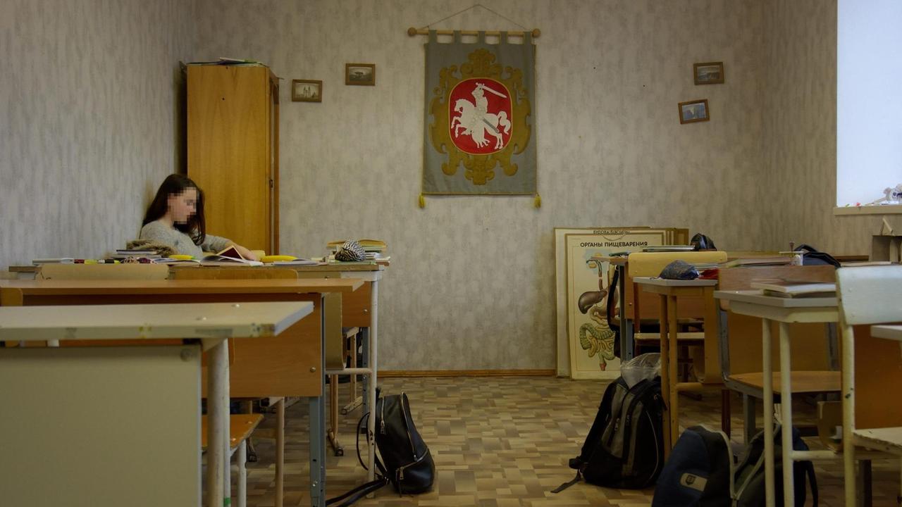 Gewöhnliche Zimmer werden zu Klassenzimmern umfunktioniert. An der Wand hängt ein rotes Wappen, das Anfang der 90er Jahre das Nationalsymbol von Belarus war, danach aber ersetzt wurde die eine Anlehnung an das Wappen aus Sowjetzeiten. Gewöhnliche Zimmer werden zu Klassenzimmern umfunktioniert. An der Wand hängt ein rotes Wappen, das Anfang der 90er Jahre das Nationalsymbol von Belarus war, danach aber ersetzt wurde die eine Anlehnung an das Wappen aus Sowjetzeiten.
