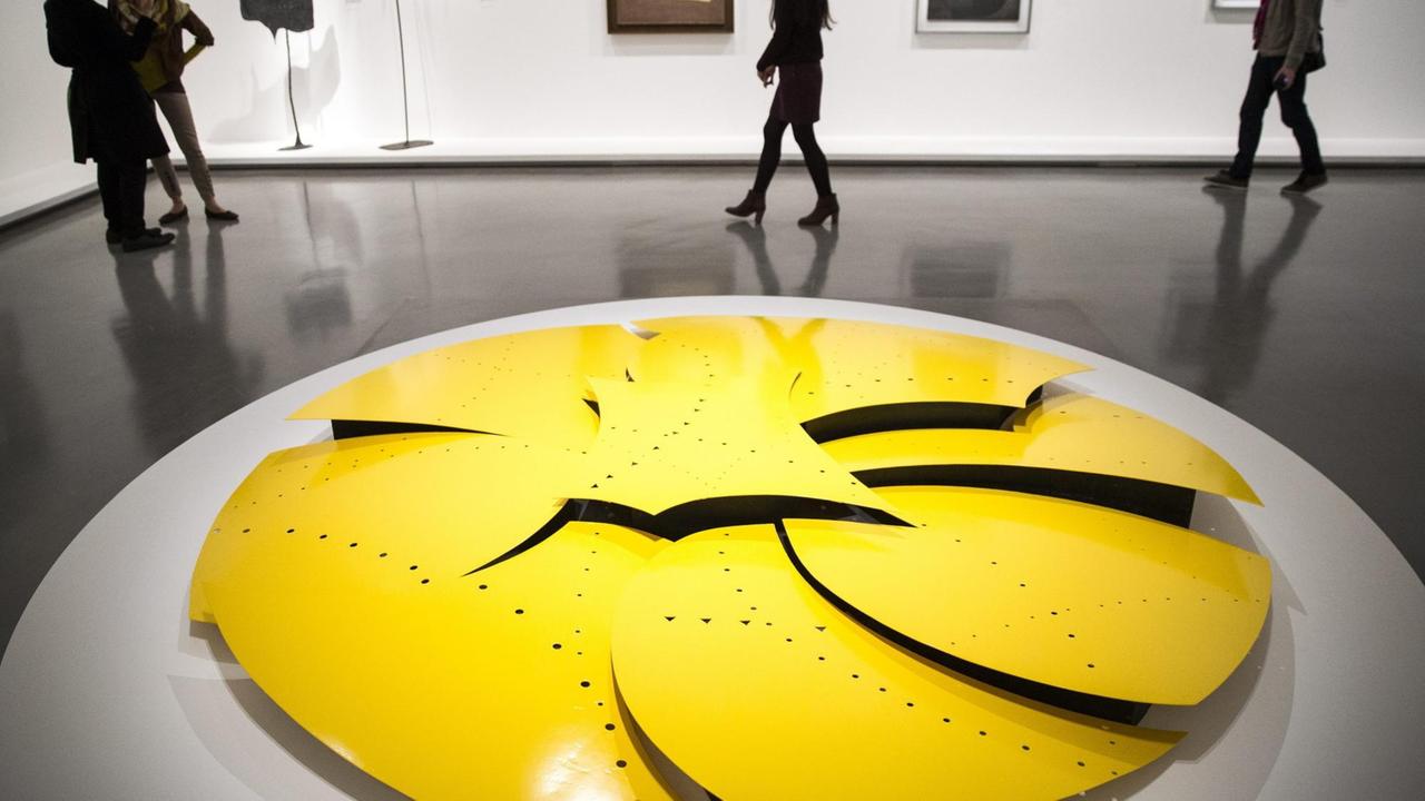 Lucio Fontanas "Concetto Spaziale" im Musée d’art moderne von Paris, France, bei einer Ausstellung im April 2014. EPA/ETIENNE LAURENT | Lucio Fontanas "Concetto Spaziale" im Musée d’art moderne von Paris, France, bei einer Ausstellung im April 2014. EPA/ETIENNE LAURENT |