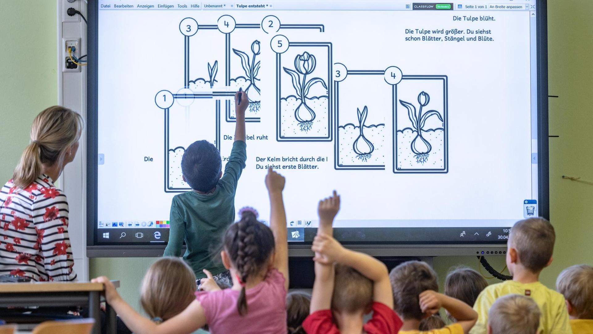 30.04.2018, Bayern, Abensberg: Grundschüler arbeiten in der Grundschule Offenstetten an einer interaktiven digitalen Schultafel. Die Grundschule nimmt am Schulversuch «Digitale Schule 2020» der Stiftung Bildungspakt Bayern teil. 30.04.2018, Bayern, Abensberg: Grundschüler arbeiten in der Grundschule Offenstetten an einer interaktiven digitalen Schultafel. Die Grundschule nimmt am Schulversuch «Digitale Schule 2020» der Stiftung Bildungspakt Bayern teil.
