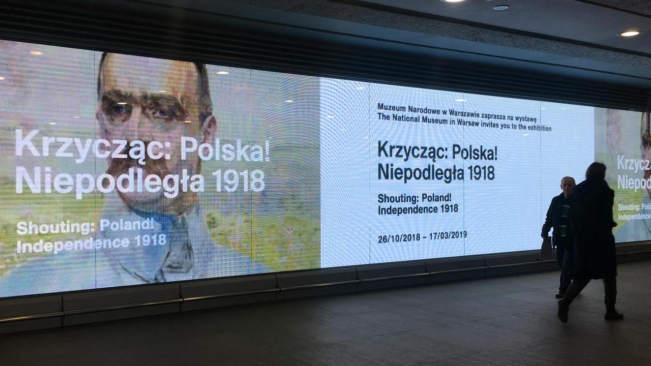 Ein Plakat mit der Aufschrift: "Ruft laut: Polen! Unabhängig seit 1918!"