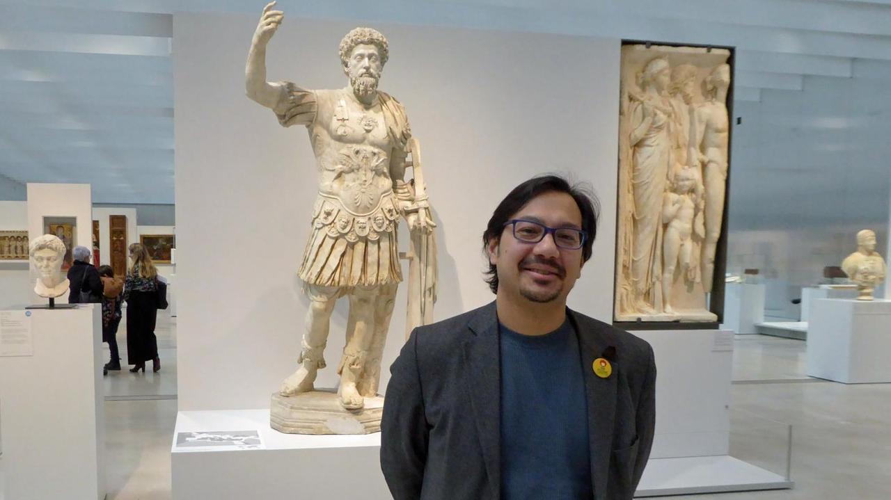 Der stellvertretende Direktor des Museums Louvre-Lens, Luc Piralla, in einem Ausstellungsraum Der stellvertretende Direktor des Museums Louvre-Lens, Luc Piralla, in einem Ausstellungsraum